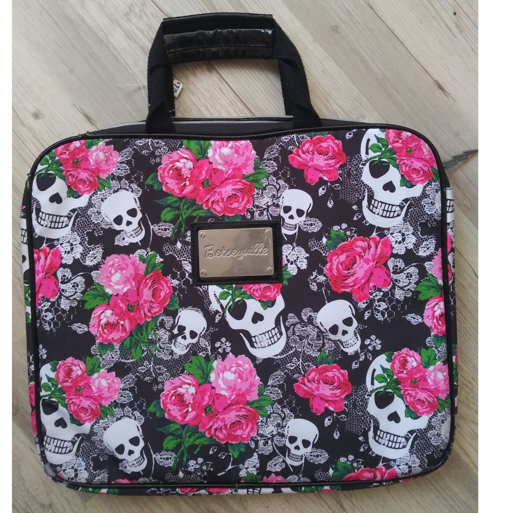 Betseyville skull in laces, Roses Laptop bag